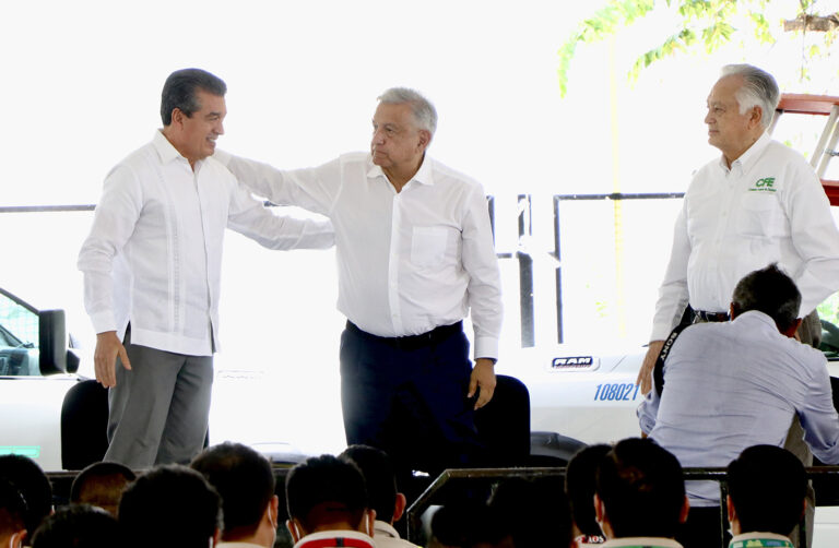 Rutilio Escandón acompaña al presidente AMLO en el Encuentro con Trabajadores de CFE Chiapas