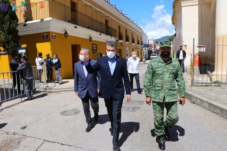 En SCLC, Rutilio Escandón entrega apoyos a la Policía Municipal y a Vecinos Vigilantes