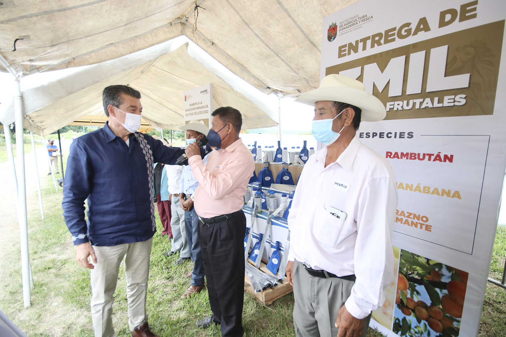 En La Independencia, Rutilio Escandón entrega fertilizantes e insumos agrícolas a productores
