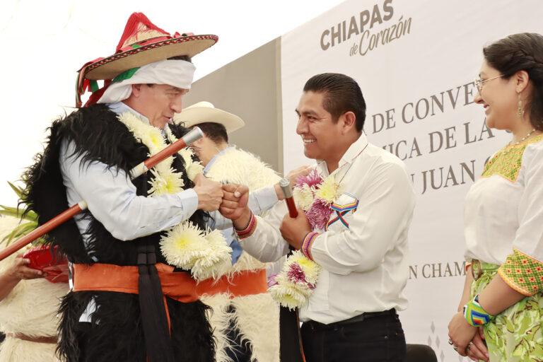 Rutilio Escandón y Luciano Concheiro atestiguan convenio para abrir la Unach en Nuevo San Juan Chamula￼