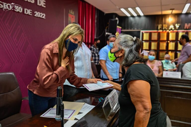 ENTREGA ROSY URBINA CHEQUES POR PRIMAS DE ANTIGÜEDAD A TRABAJADORES MUNICIPALES