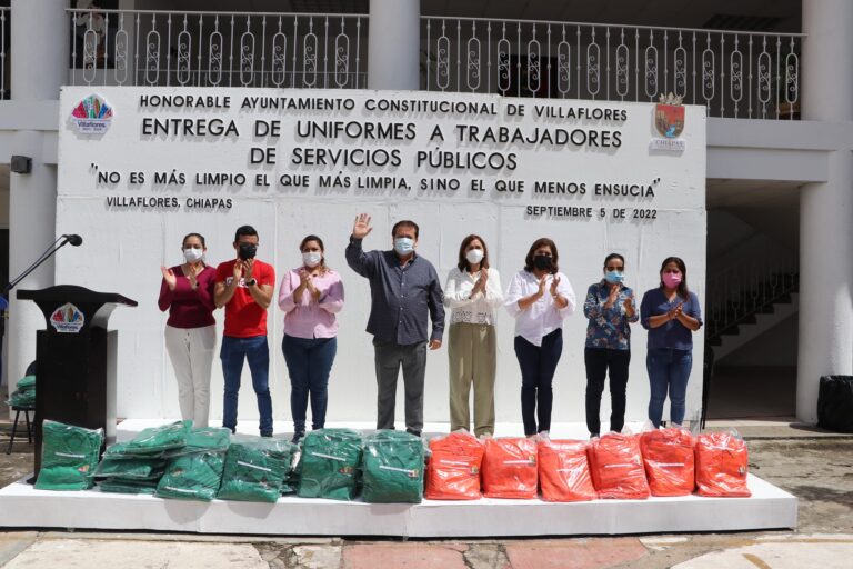 Alcalde Mariano Rosales Zuarth entrega uniformes a trabajadores de servicios públicos