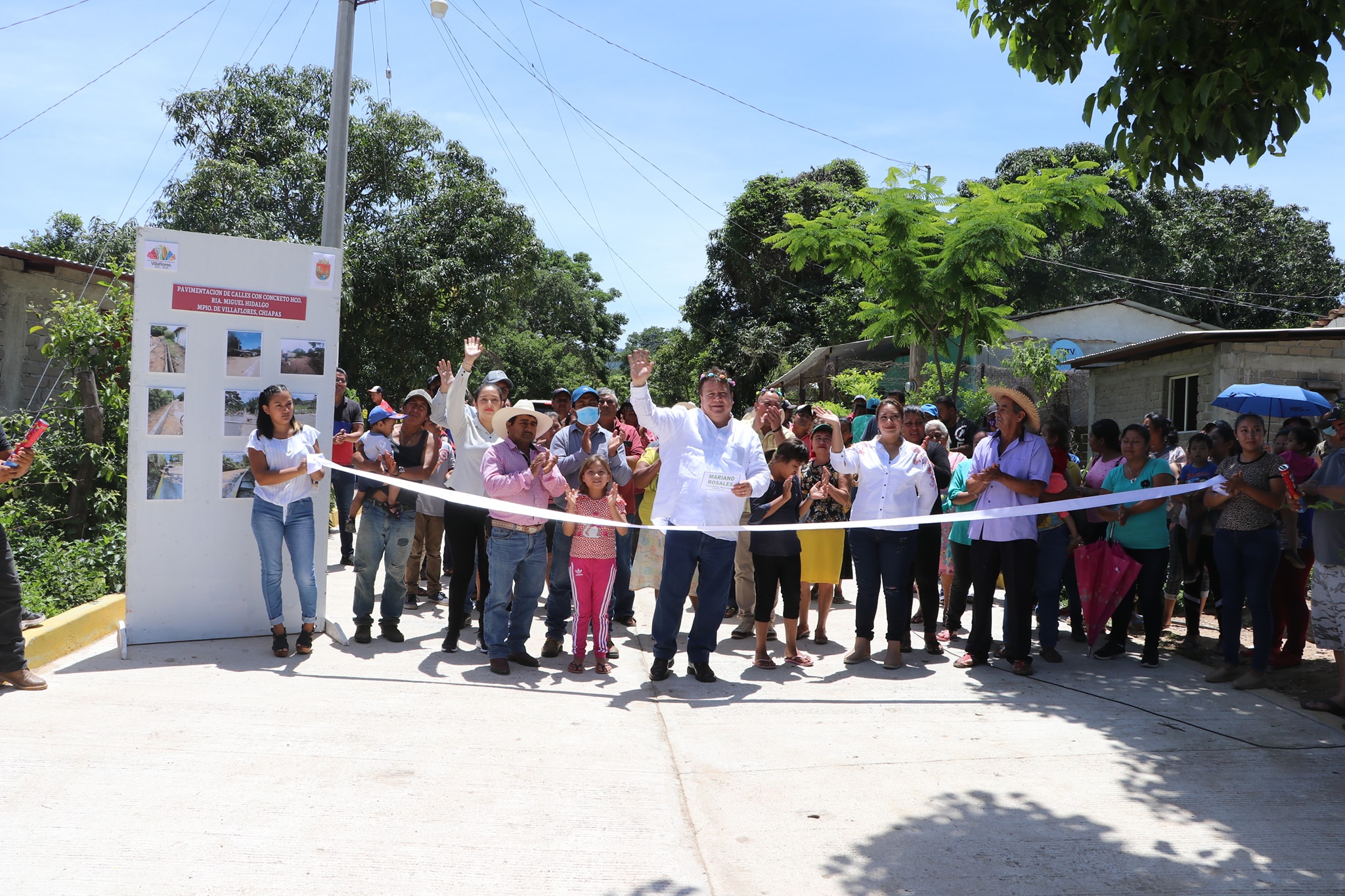 Alcalde Mariano Rosales Zuarth inaugura calles en Ranchería Miguel Hidalgo