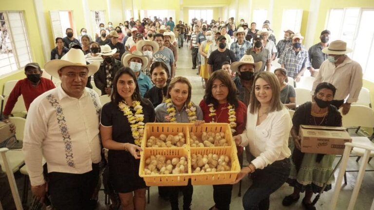 El Voluntariado “Legislando con el corazón” entrega  apoyos a ejidatarios de San José, Terán