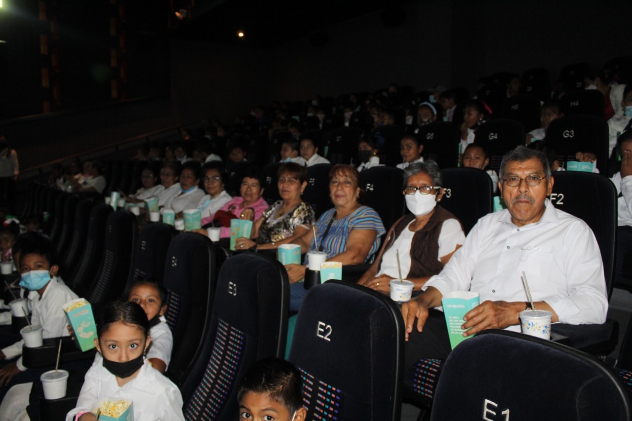 DIF Villaflores gestiona función de cine para niños y adultos mayores