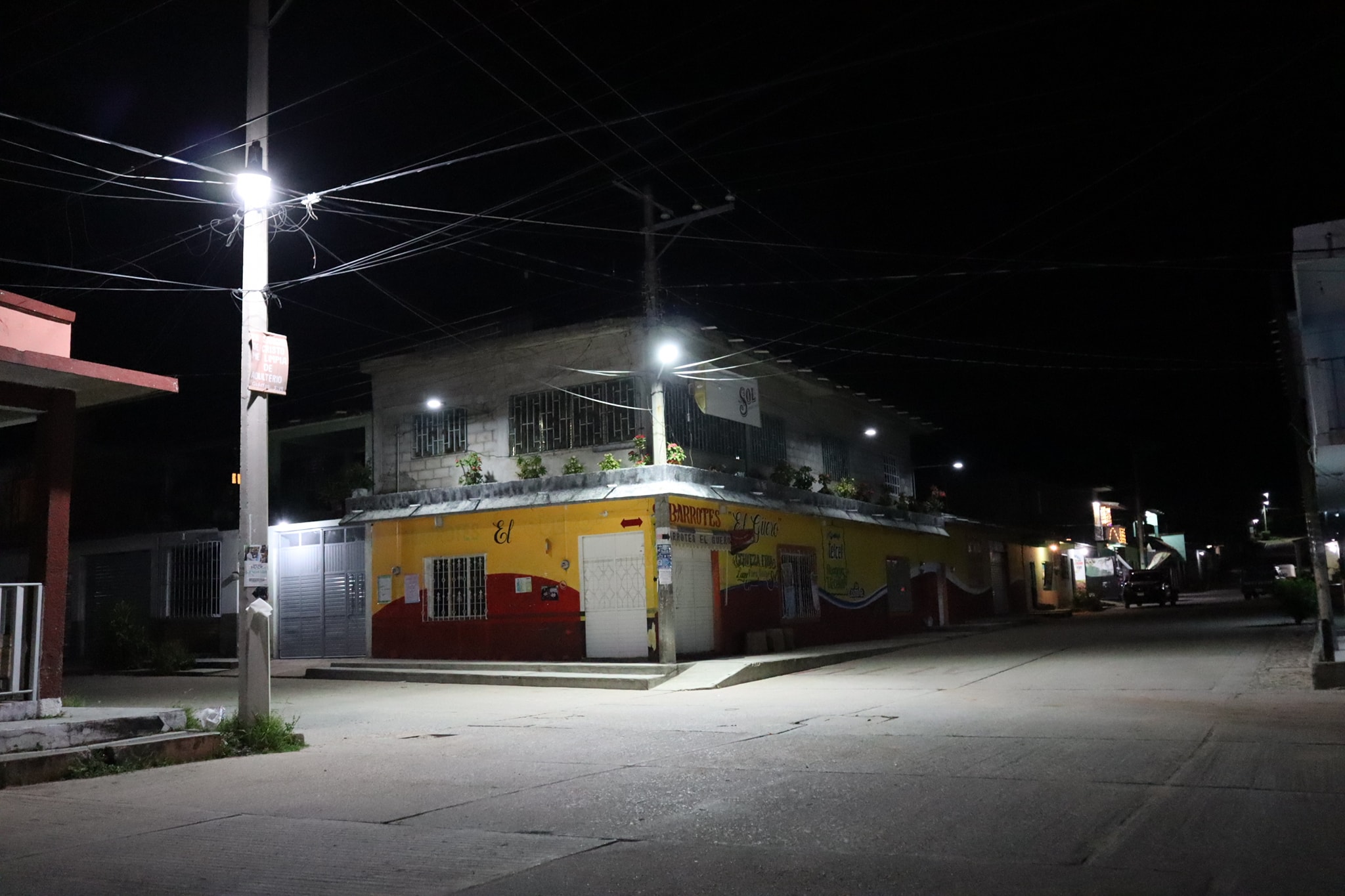 Ayuntamiento de Villaflores coloca luminarias en el ejido Cristóbal Obregón