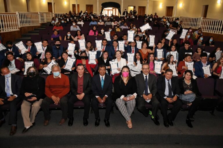 Celebran graduación de alumnos de la Facultad de Ciencias Sociales de la UNACH