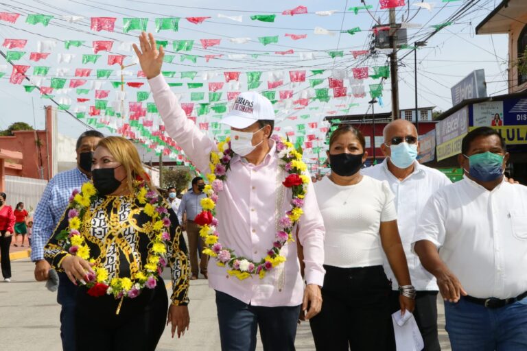 Con pavimentación de calles y avenidas, Rutilio Escandón beneficia a más familias de Suchiate