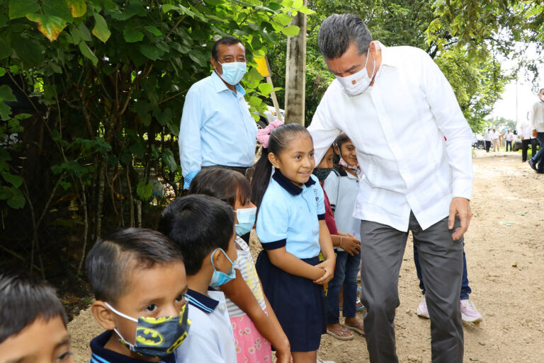 Rutilio Escandón inauguró espacios educativos en la Escuela Primaria “Ezequiel A. Chávez” de Palenque