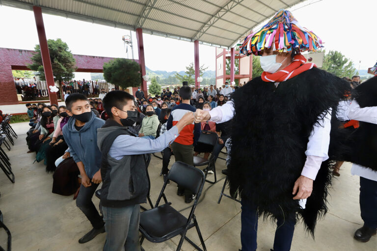 Rutilio Escandón entrega Unidad Deportiva y espacios educativos en Chenalhó￼