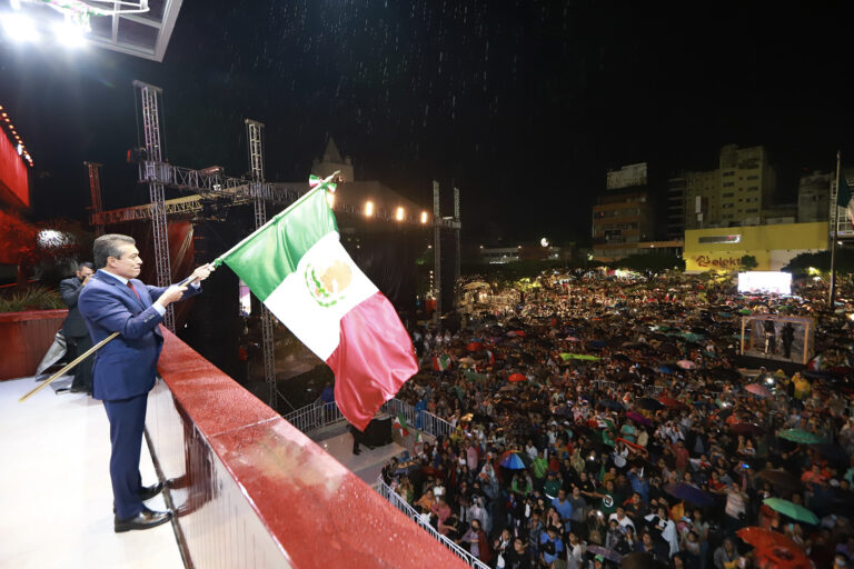 Con arenga ¡muera la corrupción! y ¡viva la justicia!, Rutilio Escandón da Grito de Independencia de México