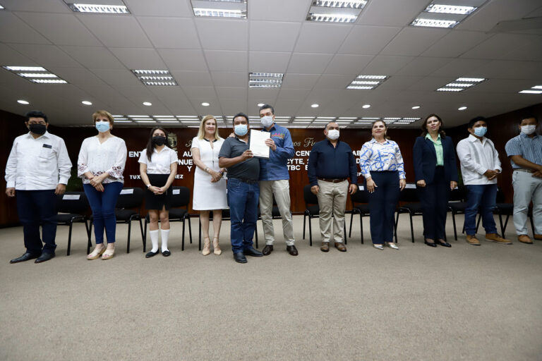 <strong>Entrega Rutilio Escandón autorización para creación de dos Cecyte y dos Telebachilleratos Comunitarios</strong>