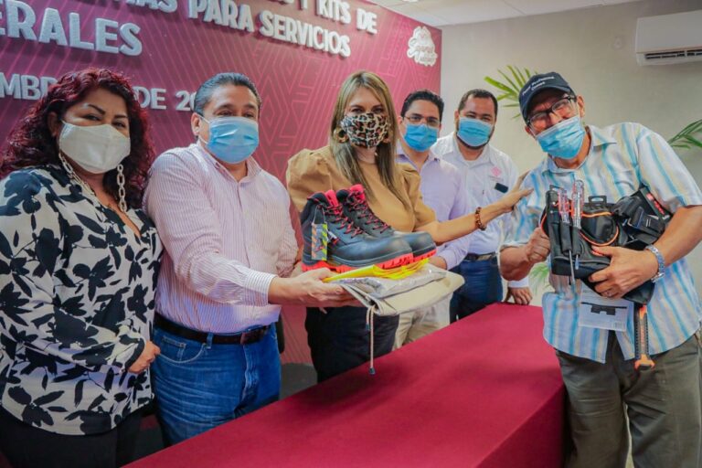 OTORGA ROSY URBINA UNIFORMES Y EQUIPO A TRABAJADORES DE SERVICIOS GENERALES DEL AYUNTAMIENTO