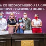 ENTREGA ROSY URBINA RECONOCIMIENTO A COMISIONADA INFANTIL DEL INAI