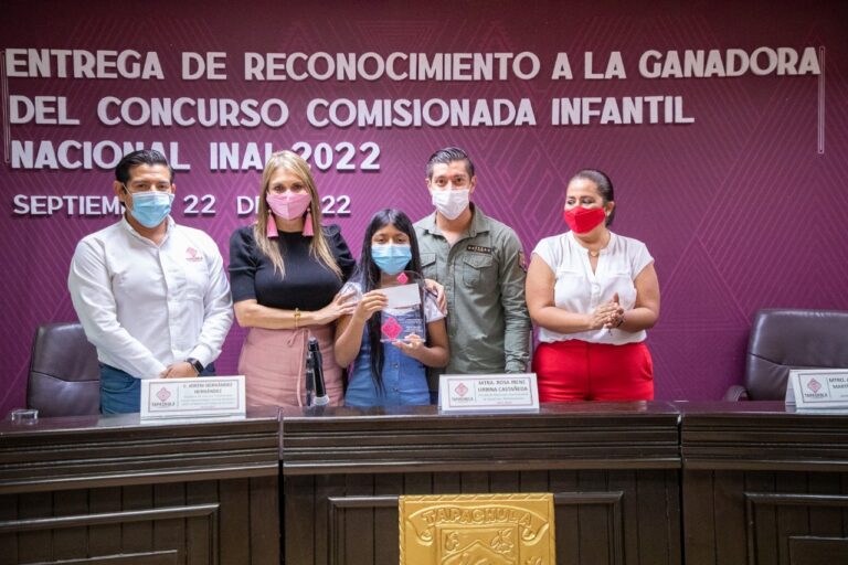 ENTREGA ROSY URBINA RECONOCIMIENTO A COMISIONADA INFANTIL DEL INAI