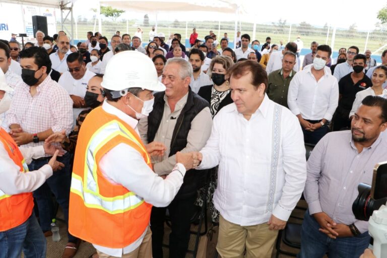 Alcalde Mariano Rosales Zuarth felicita a familia Camacho por inauguración de planta porcícola