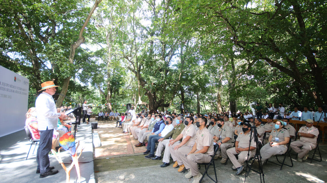 Entrega Rutilio Escandón equipo veterinario, vehículos y uniformes al personal del ZooMAT