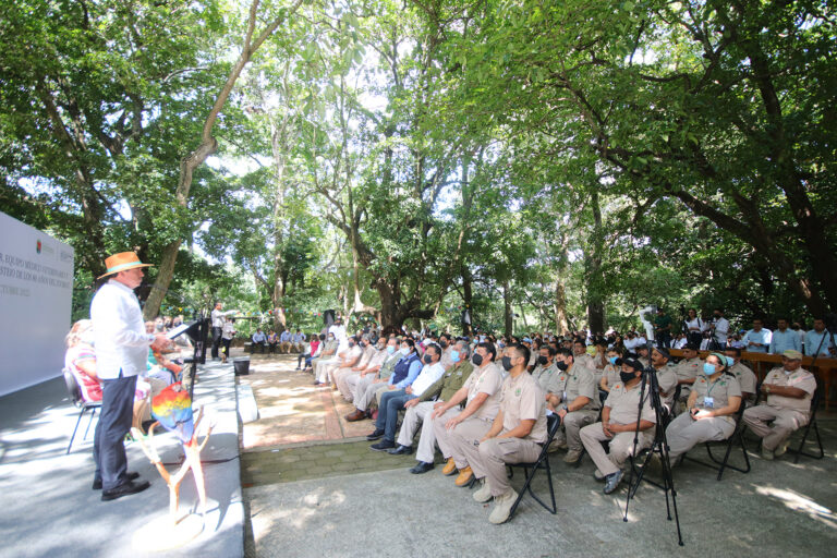 Entrega Rutilio Escandón equipo veterinario, vehículos y uniformes al personal del ZooMAT