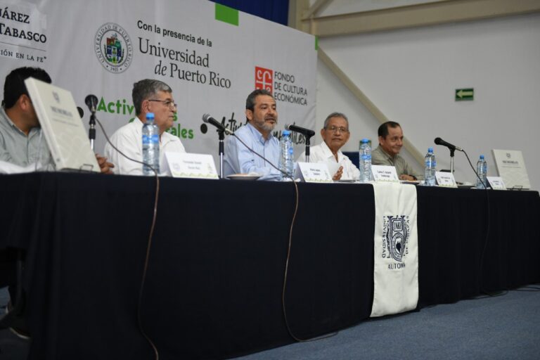 Presentan en la FIL UNACH 2002  el libro Memorias Universitarias. Imágenes del pasado y voces del presente