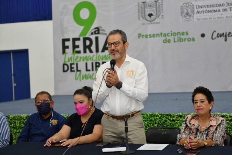 Reconoce el rector Carlos Faustino Natarén Nandayapa la labor del personal  en la FIL UNACH 2022￼