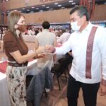 Entrega Rutilio Escandón credenciales de Guías de Turistas Certificados a prestadores de servicios