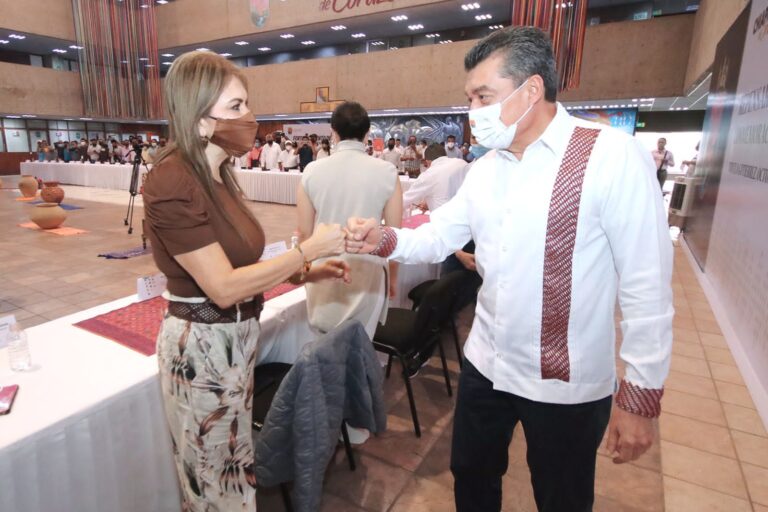 Entrega Rutilio Escandón credenciales de Guías de Turistas Certificados a prestadores de servicios