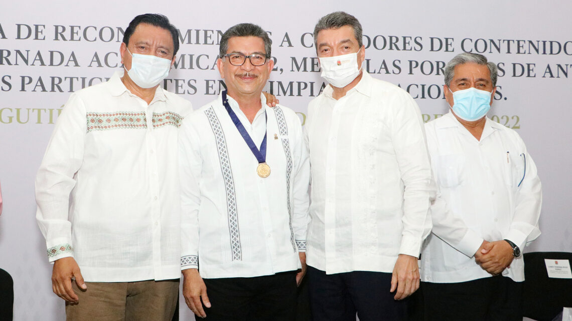 Entrega Rutilio Escandón medallas por años de antigüedad laboral a personal del Cobach