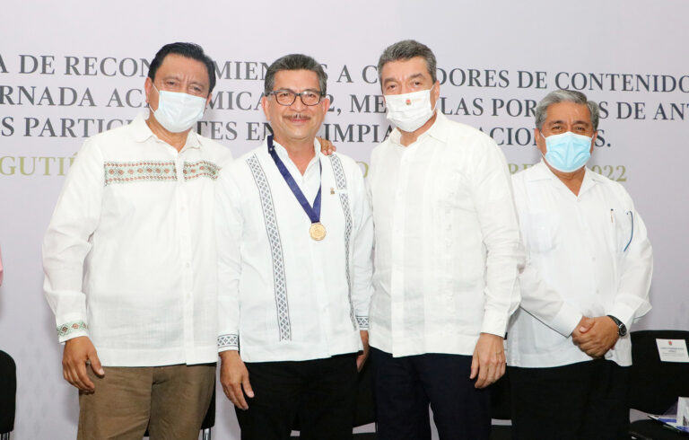 Entrega Rutilio Escandón medallas por años de antigüedad laboral a personal del Cobach