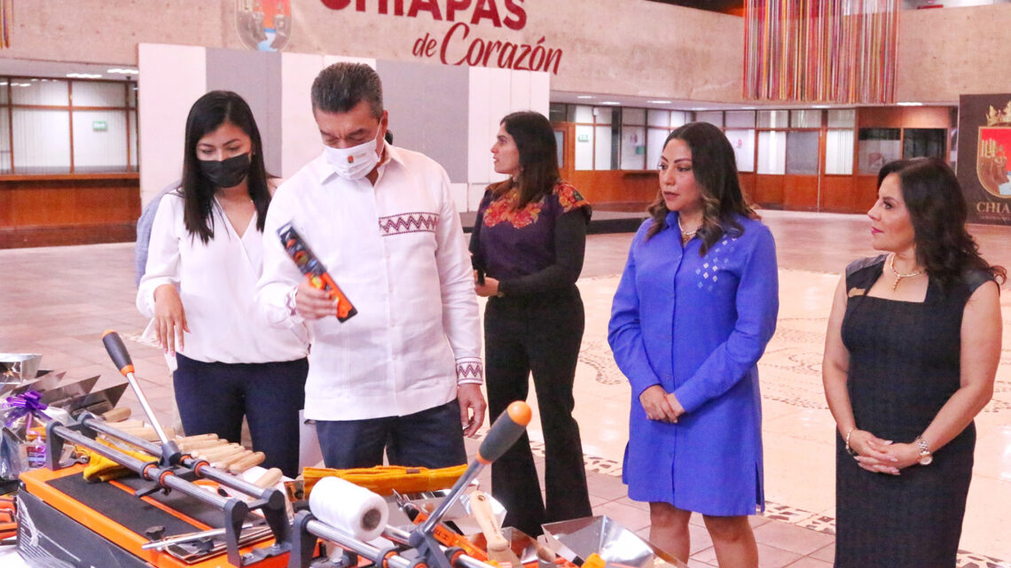 Rutilio Escandón entrega herramientas como parte del Programa Redes de Mujeres por la Prevención