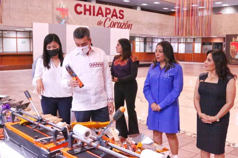 <strong>Rutilio Escandón entrega herramientas como parte del Programa Redes de Mujeres por la Prevención</strong>