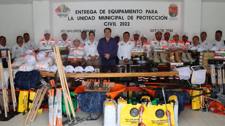 Mariano Rosales entrega uniformes y equipo a elementos de Protección Civil Municipal