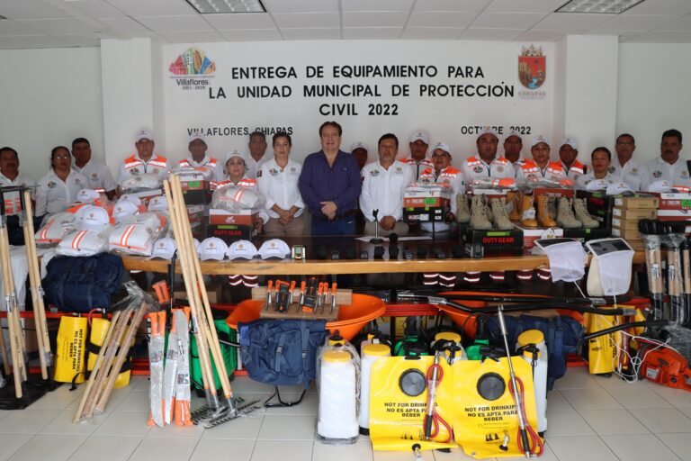 Mariano Rosales entrega uniformes y equipo a elementos de Protección Civil Municipal