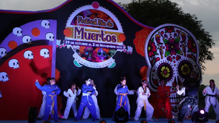 Inician festividades de Día de Muertos en la Plaza de la Paz de Villaflores