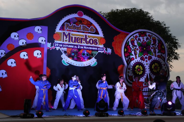 Inician festividades de Día de Muertos en la Plaza de la Paz de Villaflores