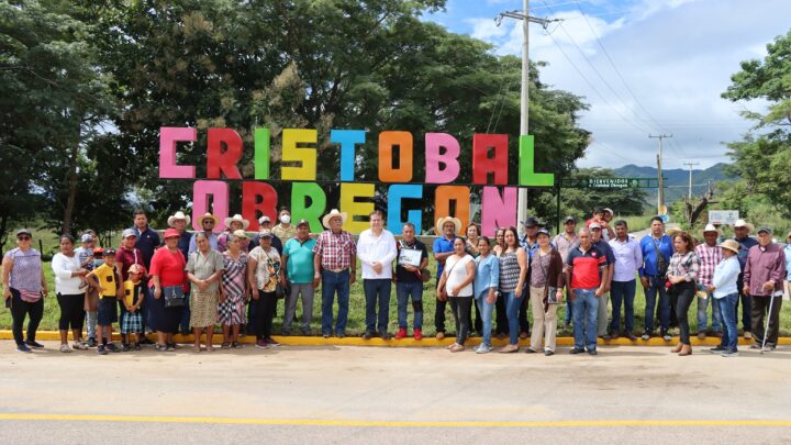 Alcalde Mariano Rosales devela letras monumentales en Cristóbal Obregón