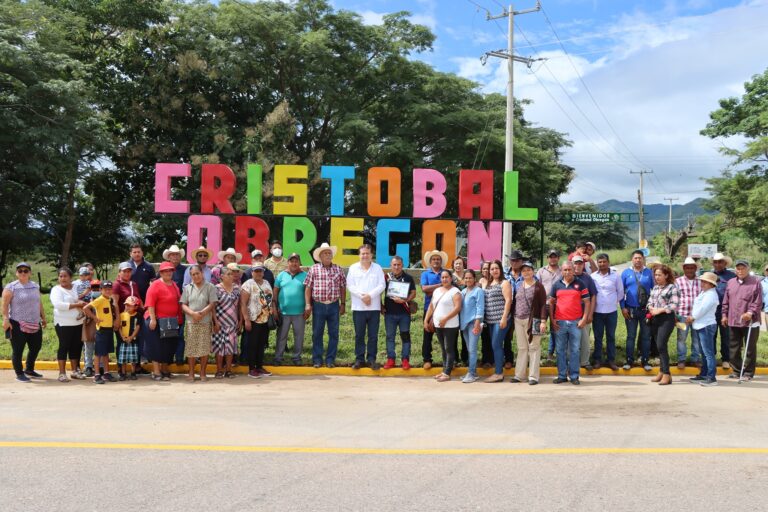 Alcalde Mariano Rosales devela letras monumentales en Cristóbal Obregón