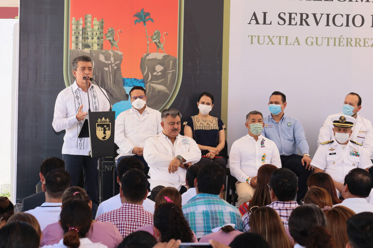 Entrega Rutilio Escandón salas de Rayos X a hospitales generales y básicos comunitarios