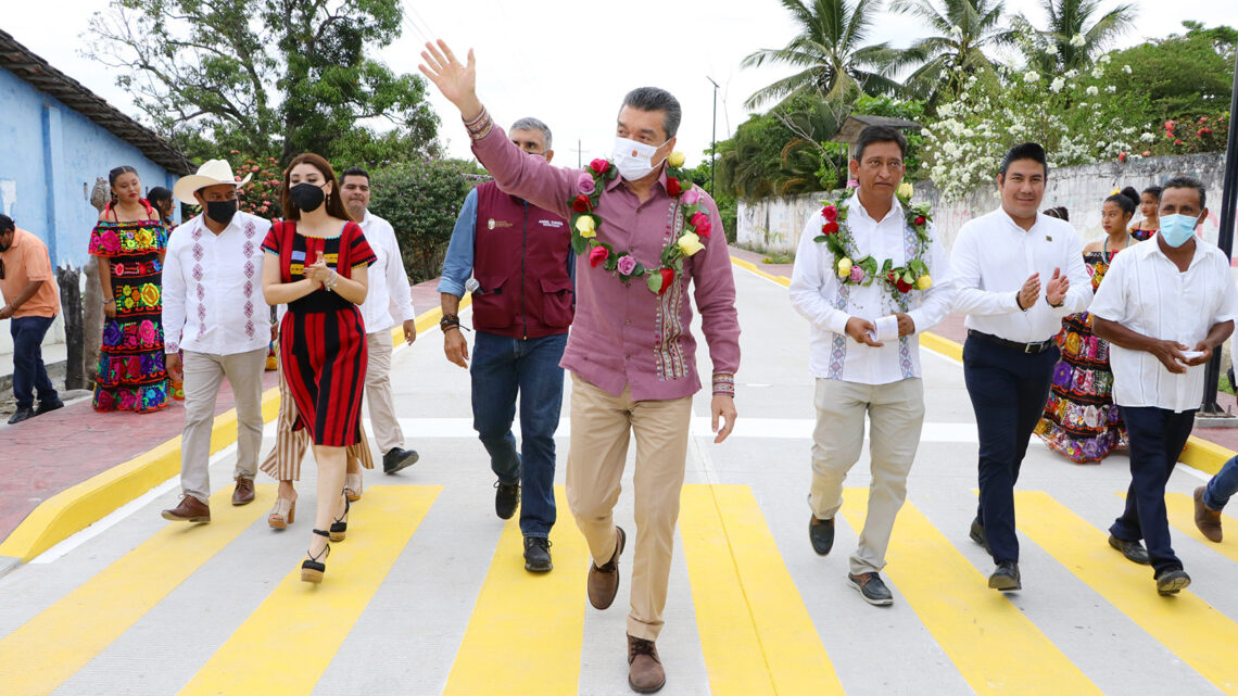 En Pijijiapan, Rutilio Escandón inaugura pavimentación de calles en la localidad Las Brisas