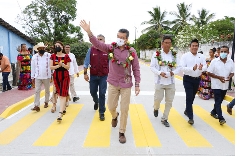 <strong>En Pijijiapan, Rutilio Escandón inaugura pavimentación de calles en la localidad Las Brisas</strong>