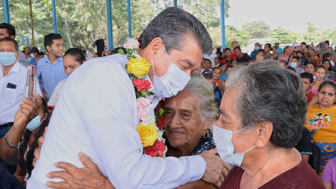 Rutilio Escandón entrega 320 paquetes para el mejoramiento de viviendas en Mazatán