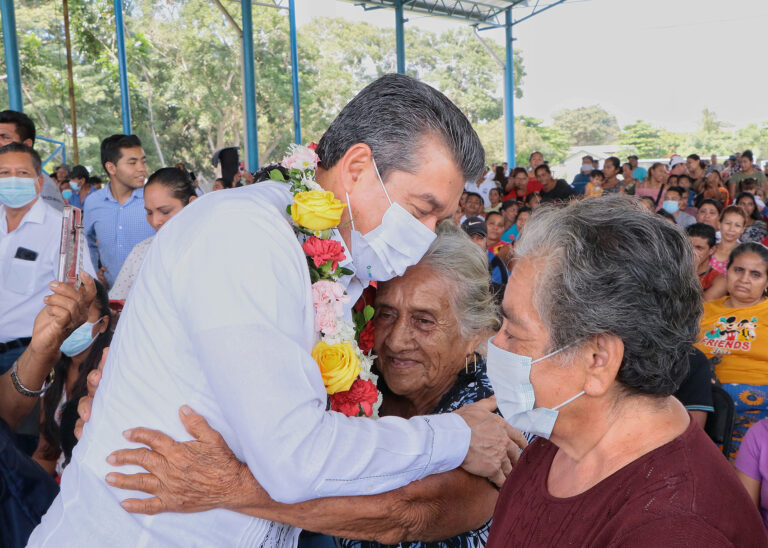 <strong>Rutilio Escandón entrega 320 paquetes para el mejoramiento de viviendas en Mazatán</strong>