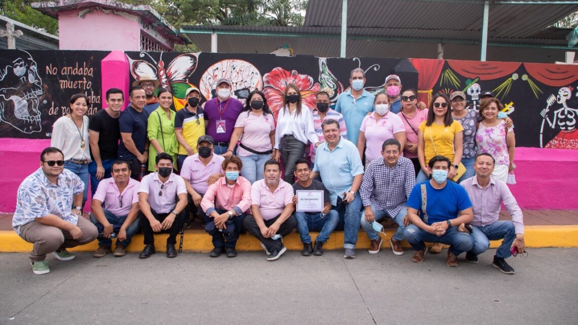 ROSY URBINA VISITA Y ENTREGA RECONOCIMIENTOS A MURALISTAS DEL PANTEÓN MUNICIPAL