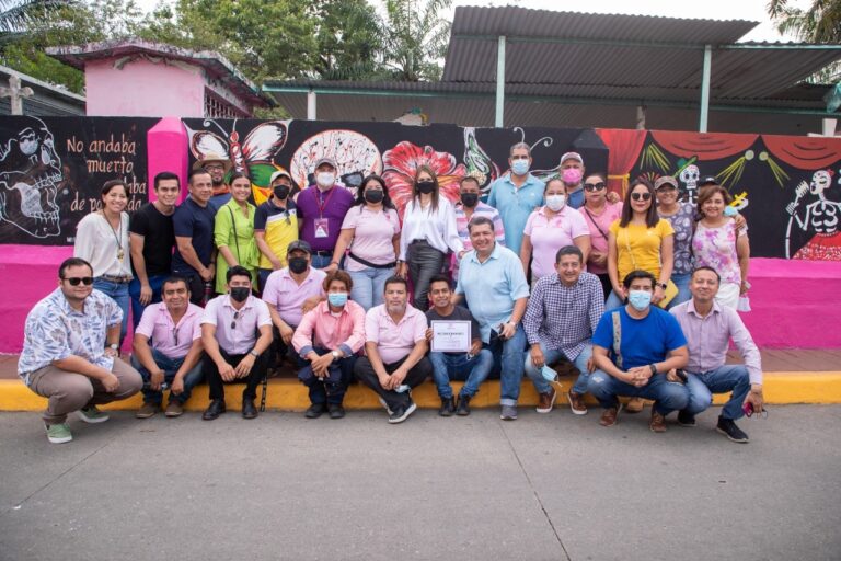 ROSY URBINA VISITA Y ENTREGA RECONOCIMIENTOS A MURALISTAS DEL PANTEÓN MUNICIPAL