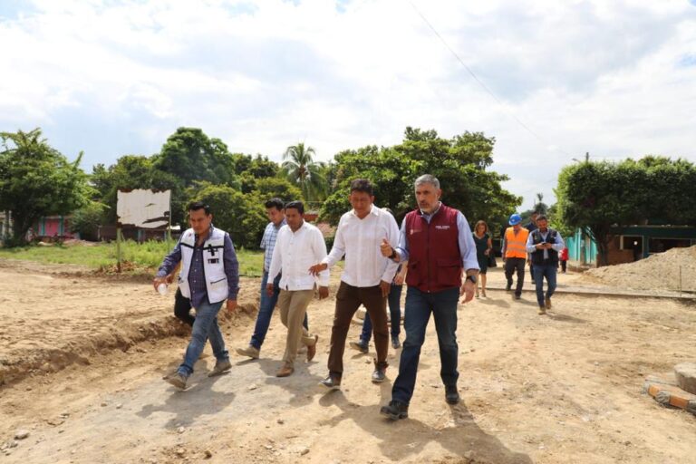 Con vialidades mejoramos la calidad de vida en comunidades de Pijijiapan: Ángel Torres