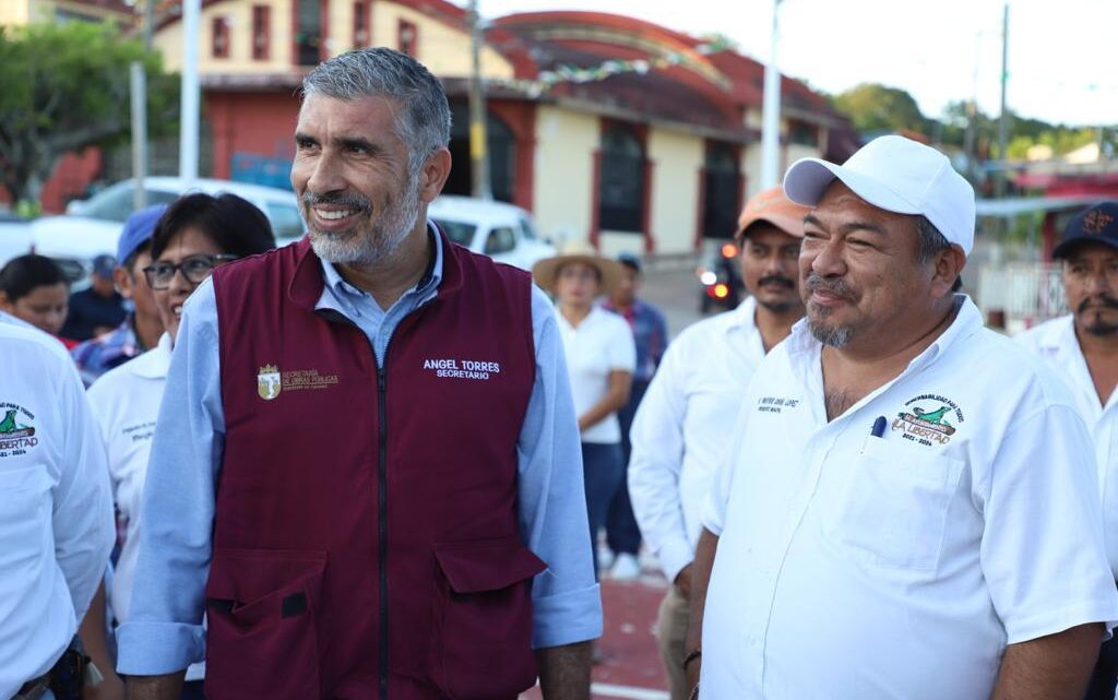 Supervisa Ángel Torres trabajos de rehabilitación integral del Parque Central en La Libertad