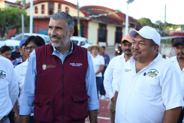 <strong>Supervisa Ángel Torres trabajos de rehabilitación integral del Parque Central en La Libertad</strong>