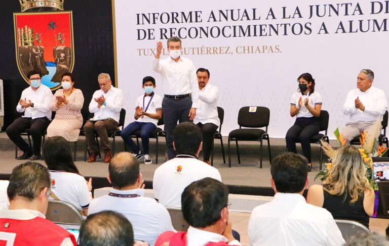 <strong>Rutilio Escandón entrega estímulos por la Excelencia Académica a estudiantes del Cobach</strong>