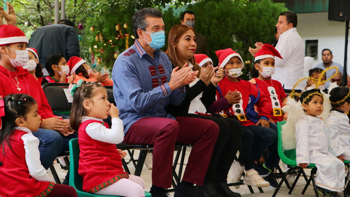 Rutilio Escandón celebra la Navidad y lleva regalos a niñas y niños de la Casa Hogar Infantil del DIF