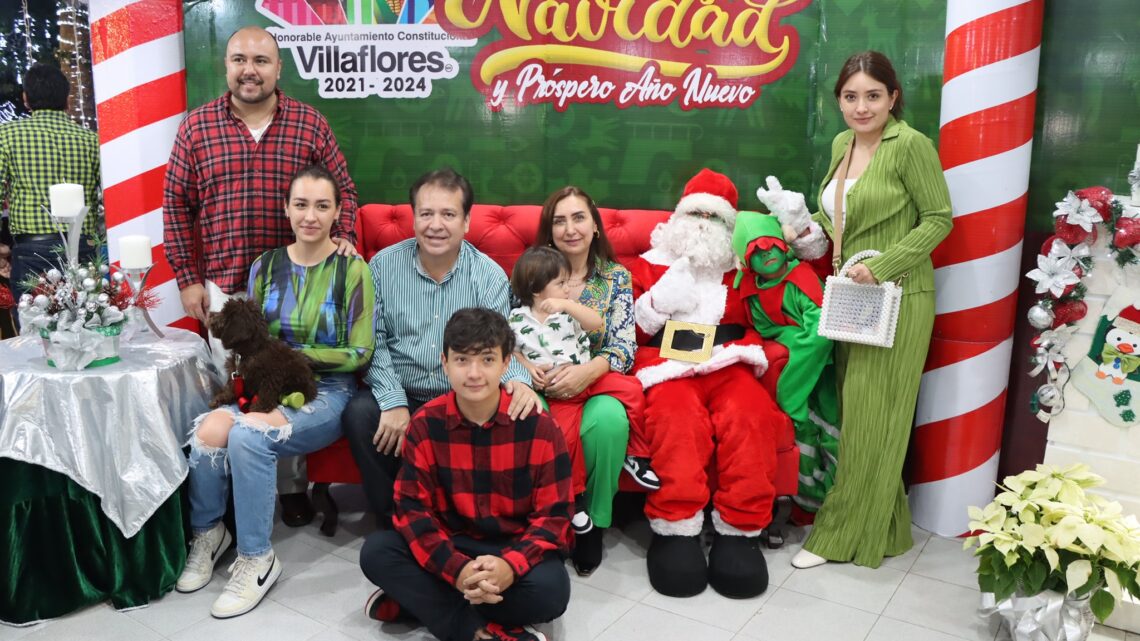 Mariano Rosales, su familia y el cabildo encabezan encendido del Árbol de Navidad y Villa Navideña