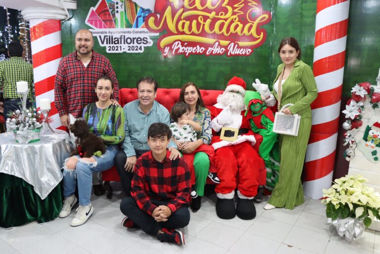 Mariano Rosales, su familia y el cabildo encabezan encendido del Árbol de Navidad y Villa Navideña